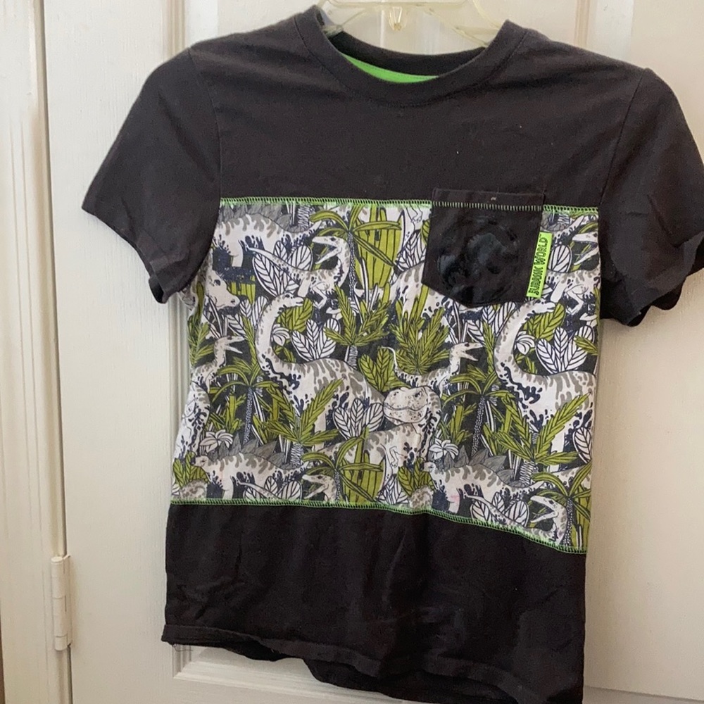 FINAL MARKDOWN Children’s Jurassic world tee large